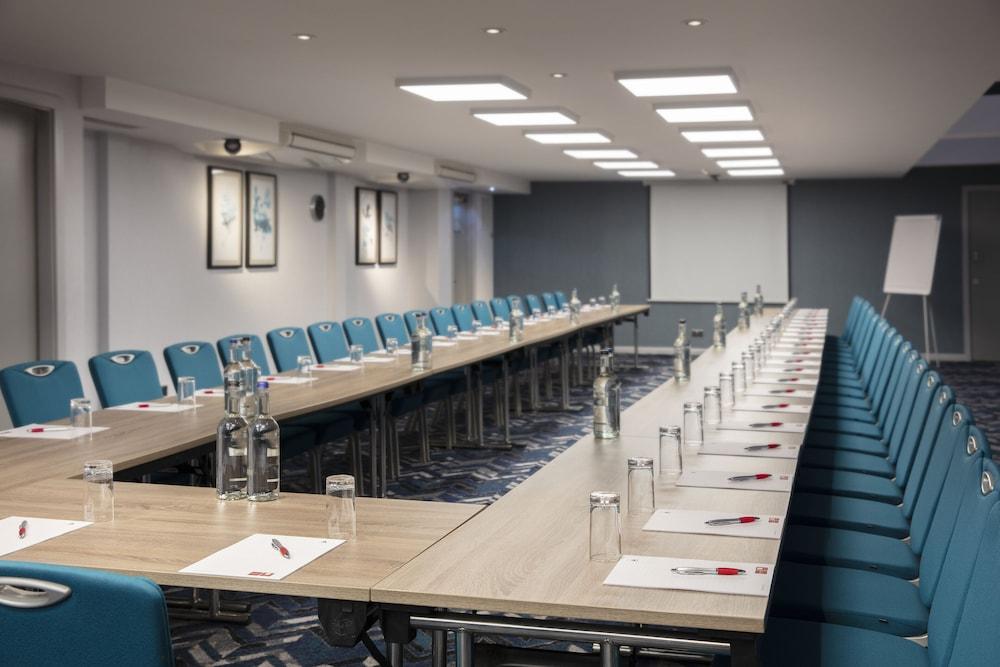 Leonardo London Heathrow Airport Hotel 4*