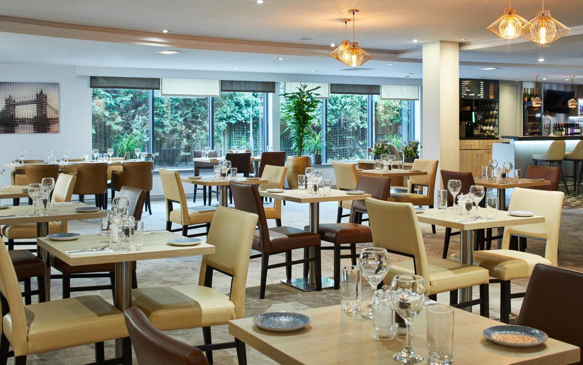 Leonardo London Heathrow Airport Hotel 4*