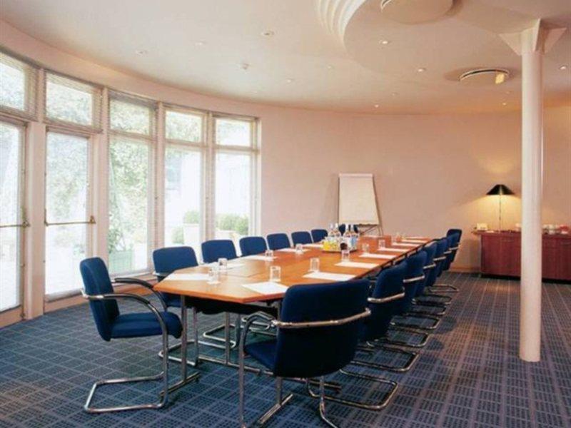 Hotel Leonardo London Heathrow Airport 4*